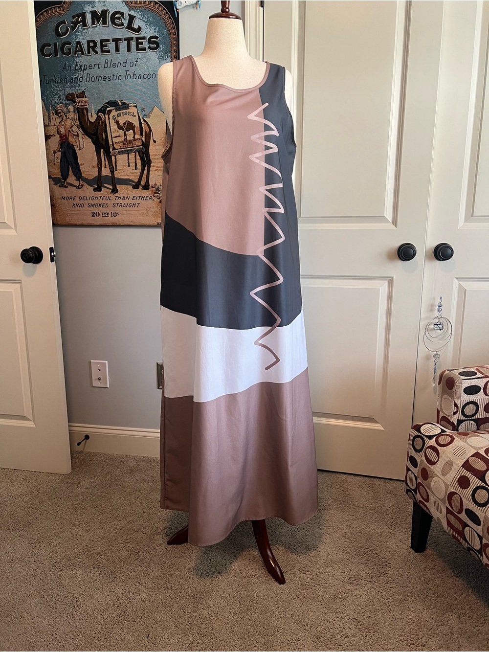 Sleeveless Colorblock Maxi Dress with Abstract Zigzag